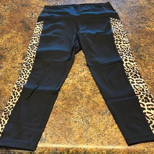Zyia leopard brilliant capris